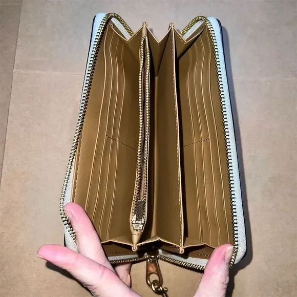 COACH Leather Wallet Zip-Around Ivory Color w Gold Hardware AUTHENTIC - Picture 3 of 5